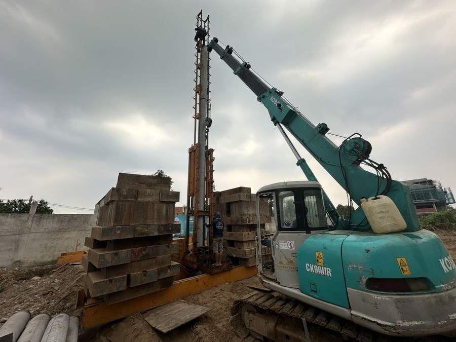 Máy ép cọc Kobelco CK90UR cùng hệ đối trọng tại công trường