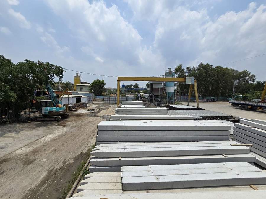 Xưởng sản xuất cọc — cẩu giàn cổng và bãi cọc thành phẩm