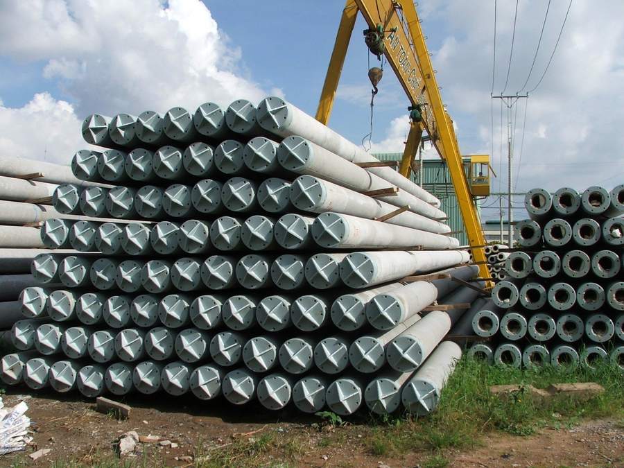 Bãi cọc ly tâm dự ứng lực tại xưởng — cẩu giàn bốc xếp