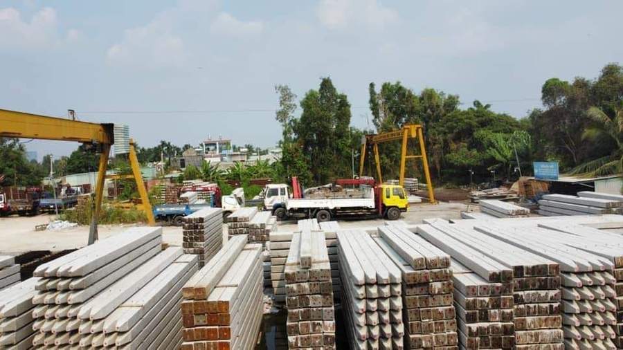 Bãi cọc vuông tại xưởng — xe cẩu tự hành giao cọc tận công trình